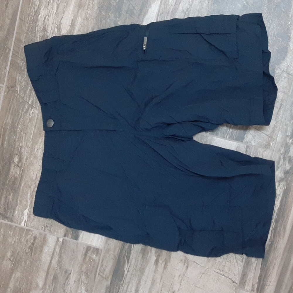 Men's size 30 Columbia nylon cargo shorts, black